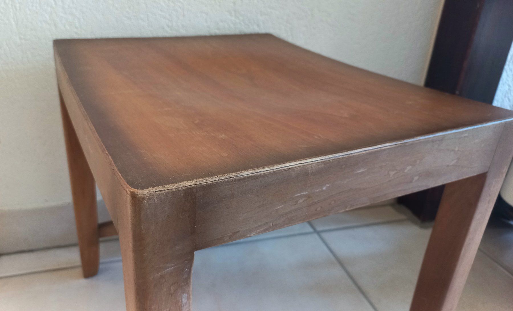 Sgabelli: Vintage dänischer Hocker mit Inschrift, Teak oder Buche – Usato da Bévilard venduto da Orscha 4