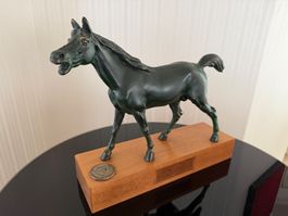 Elegante Bronze-Pferde-Skulptur auf Holzsockel