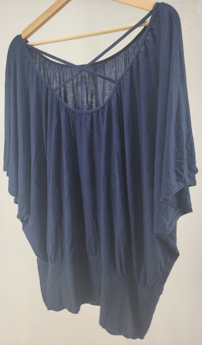 Top: PULL bleu marine Chauve-souris – Usato da Lausanne venduto da PlusValue_Lausanne 1
