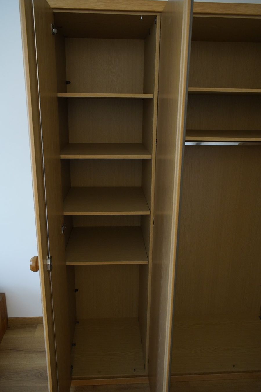 Armoires: Kleiderschrank vom Schreiner – D'occasion à Uster par akkusation 2