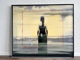 Kunstwerk- Bild Frau mit Blick auf Barcelona, Metallrahmen