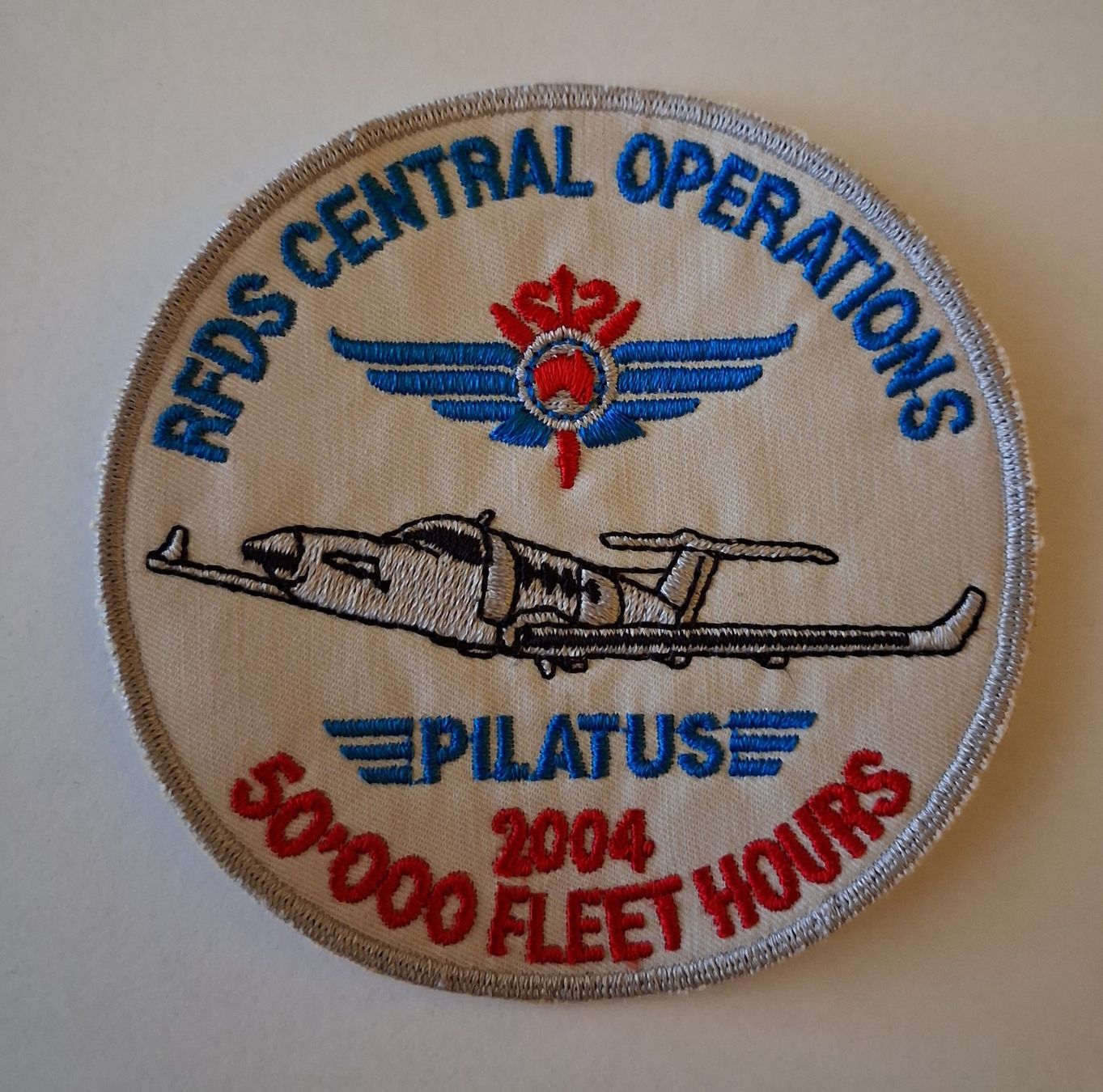 Placchette & Badge: Abzeichen/Patch RFDS PILATUS PC-12 2004 50000 FLEET HOURS – Usato da Derendingen venduto da Nellino01
