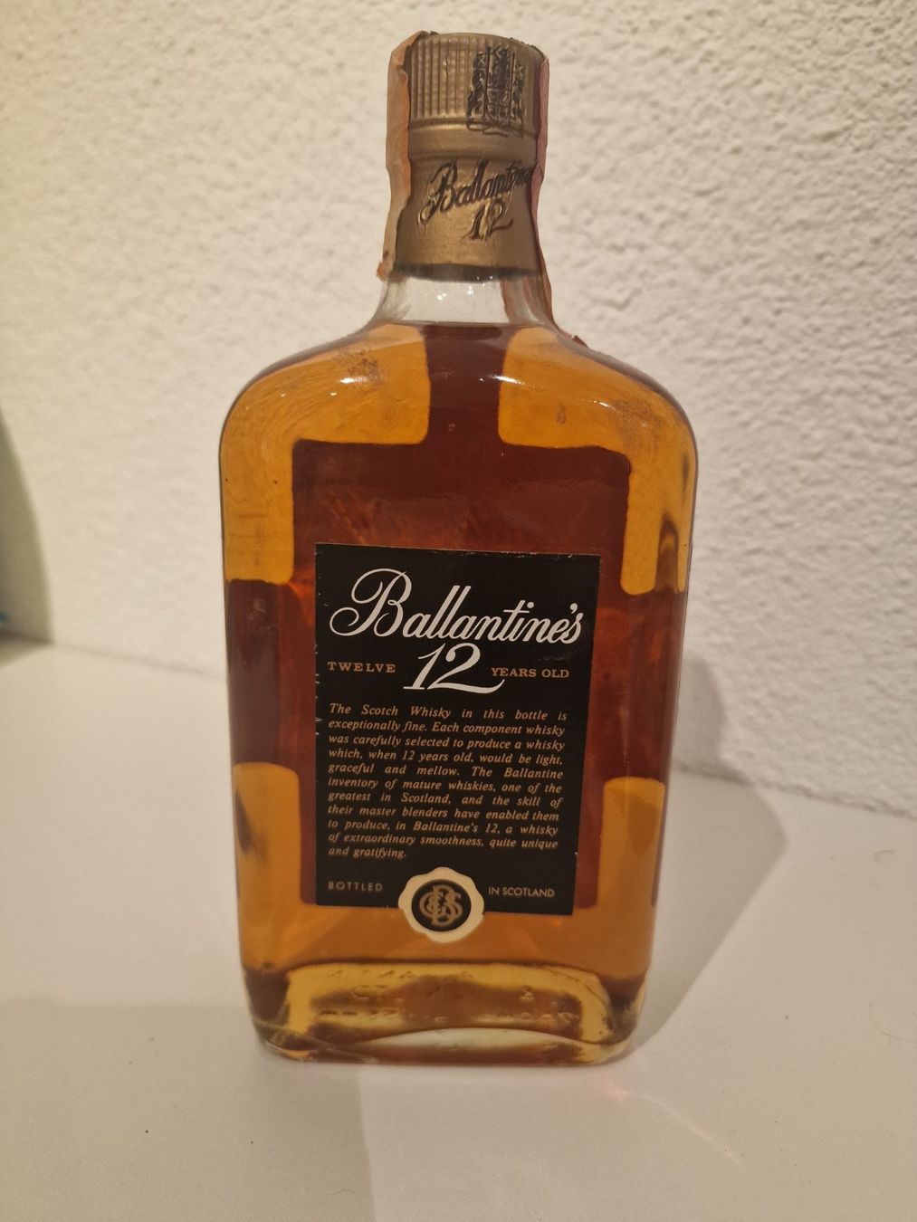Ballantines Spiritueux: Ballantines 12J Distilled 1970er Jahre – Neuf avec emballage d'origine à St. Margrethen SG par Goldig 2