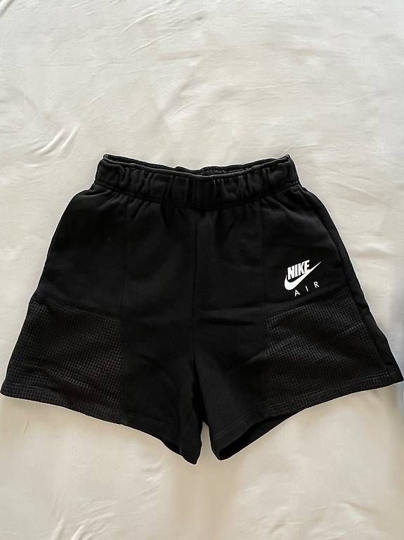 Lotti di vestiti: Ensemble Nike (pull en M et short en XS) – Usato da Chavannes-des-Bois venduto da dvergani 2