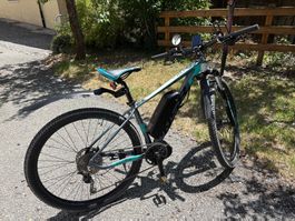Vélo électrique gris et turquoise Marque KHS Taille M