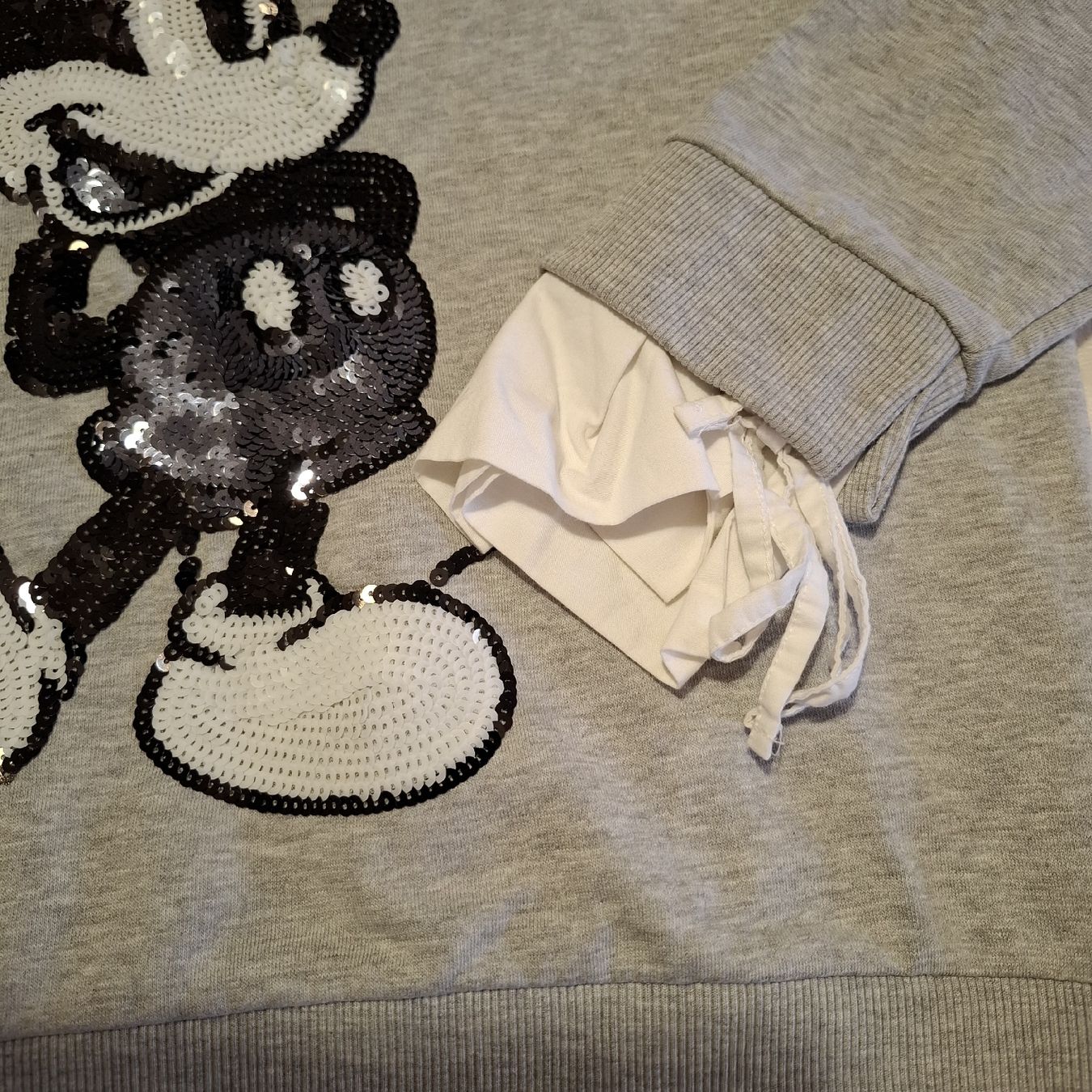Pullover & Sweatshirts: Sweat gris Mickey Mouse Disney avec sequins  Taille S – Gebraucht aus Le Locle von QualiteExpress 1