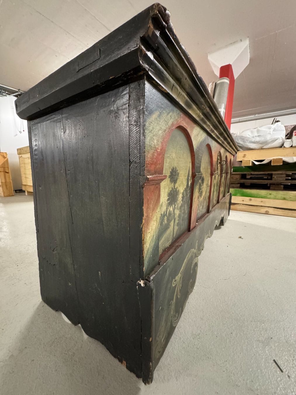 Allestimento di negozi e stand fieristici: 16th century Italian Bahut – Usato da Gsteig b. Gstaad venduto da Auctionly 9