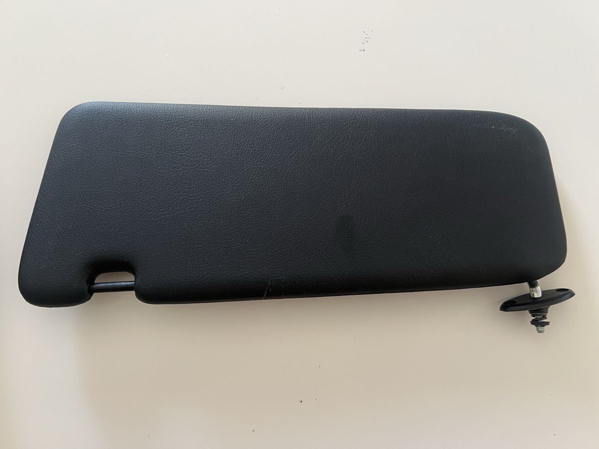 BMW Tutti pezzi di ricambio auto: BMW E30 Pare-soleil noir – Usato da Poliez-Pittet venduto da Spounce 5