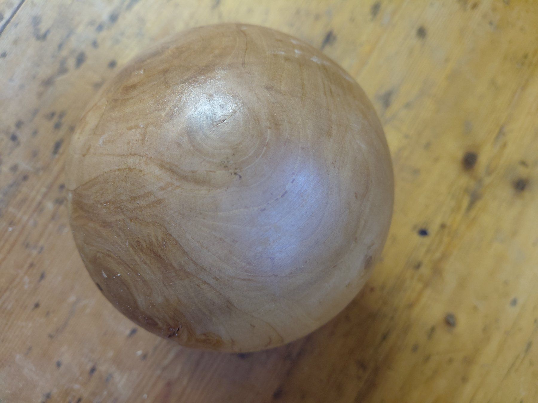 Toutes les décorations: Holzkugel handgedrechselt Dekoobjekt – D'occasion à Schalunen par Caremager 2