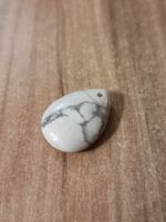 1 Anhänger aus Howlith, Tropfenform 25×18 mm