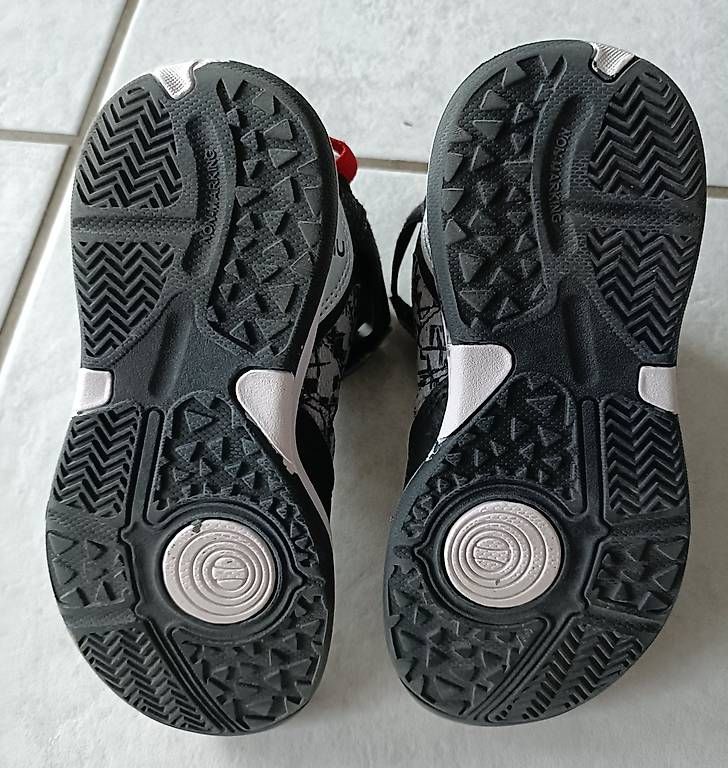Decathlon Scarpe da uomo: Basketballschuhe Tarmak, Grösse 30 – Usato da Münchenstein venduto da Bouba3 3