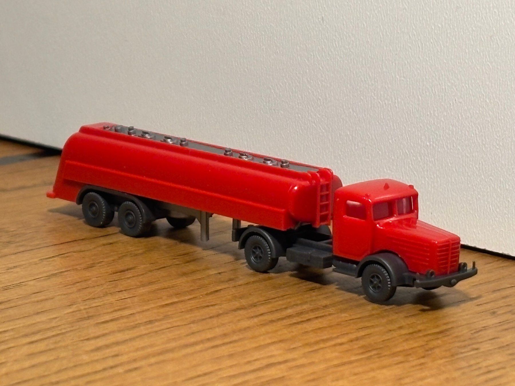 Modellini di ferrovie: *M481: Tanklastwagen (Spur N) – Usato da Birsfelden venduto da Birs_25