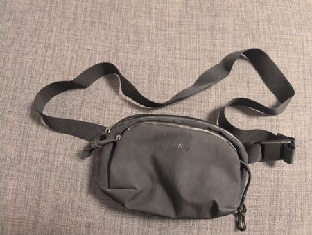 Bellroy Venture Ready Sling 2.5L - Black - Like New!