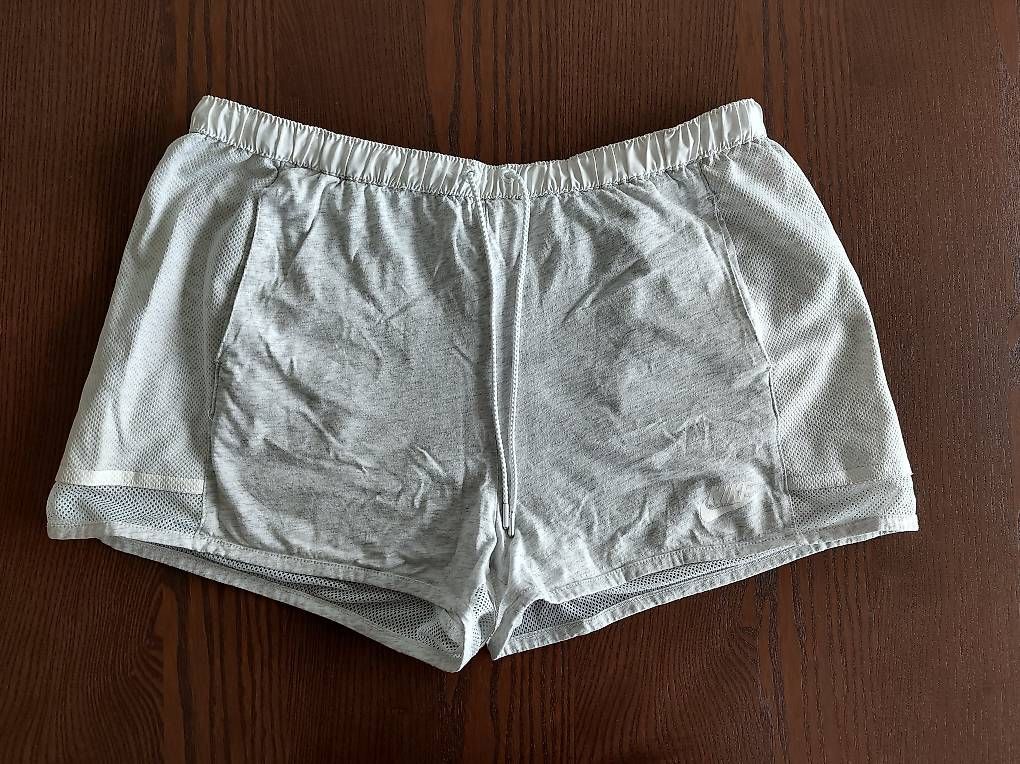Nike Pantaloni: Short de sport Nike taille S – Usato da Morges venduto da L_6688