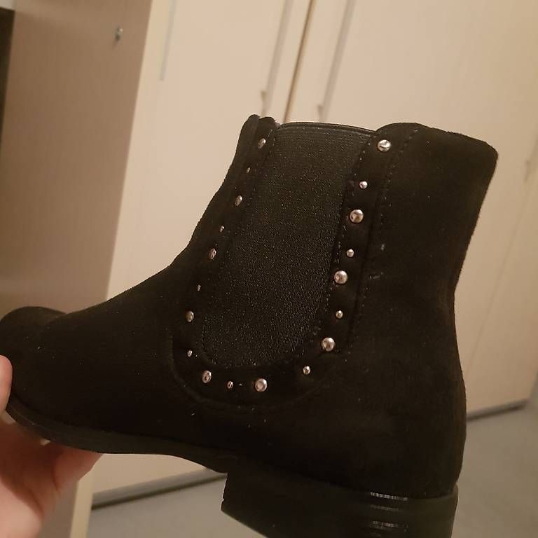 Scarpe da donna: Lässige Damen Schuhe in schwarz – Usato da Kehrsiten venduto da Mchopard