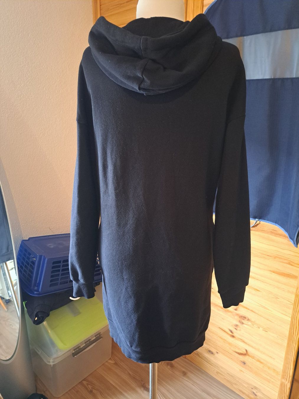 Kleider: Kapuzenkleid schwarz langarm – Gebraucht aus Rafz von MuriFinn 2