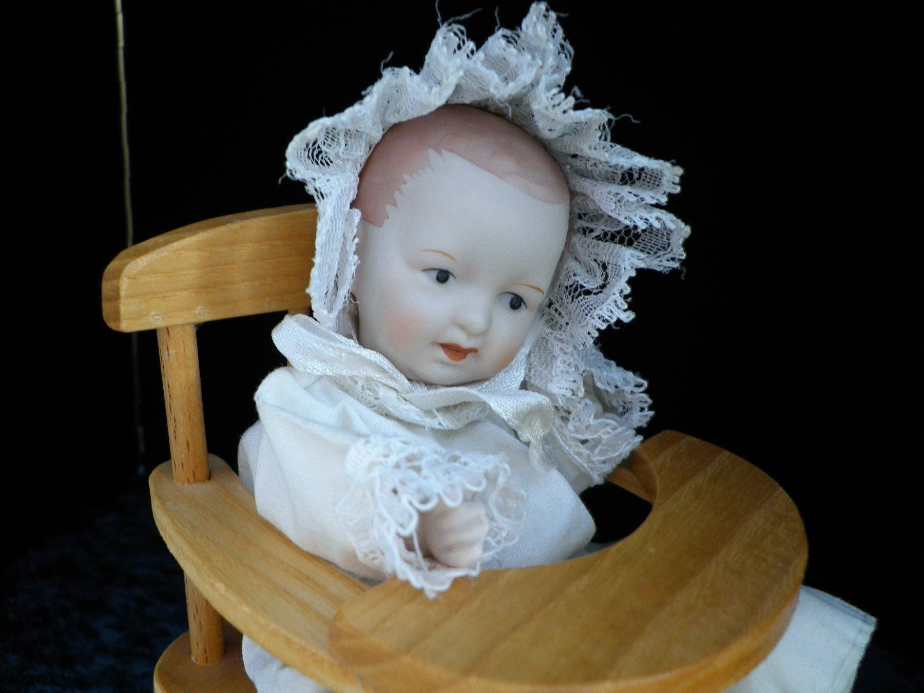 Puppen: Pozellanbaby in Hochstuhl – Gebraucht aus Reinach BL von Annodomini 1