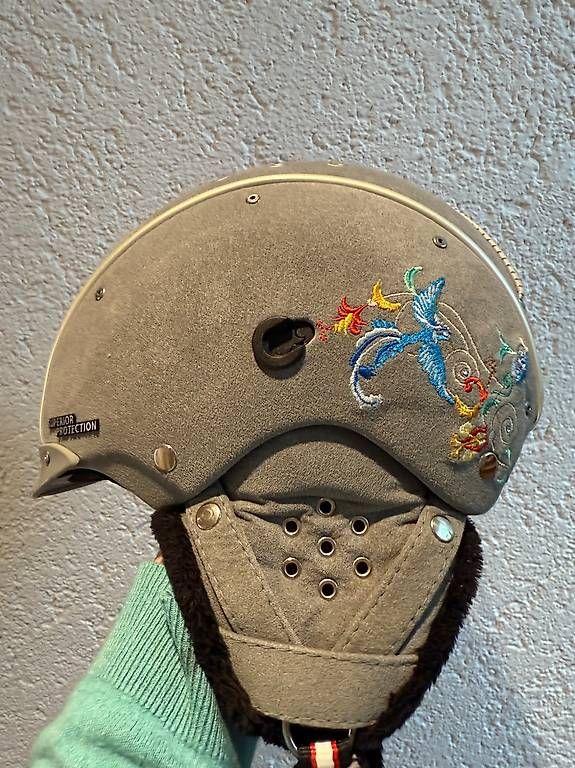 Caschi: 1x getragener Skihelm mit Strasssteinen – Usato da Gunzwil venduto da curley85 2