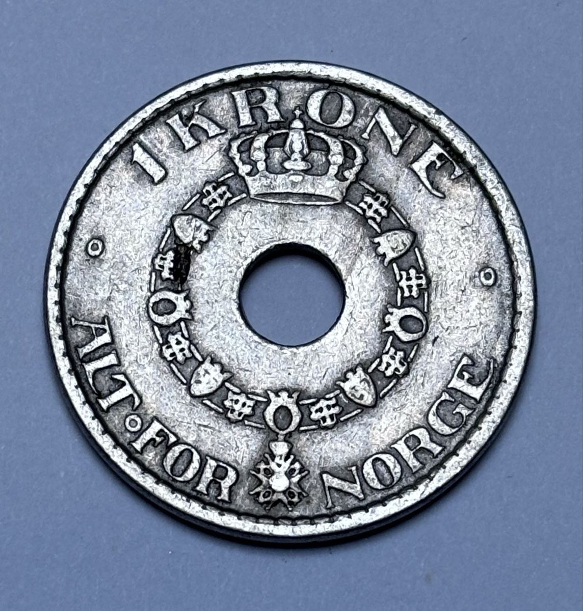 Alle Münzen: Pièce rare: 1 couronne norvégienne 1949 avec trou! – Gebraucht aus La Tour-de-Trème von Ahamaya 1