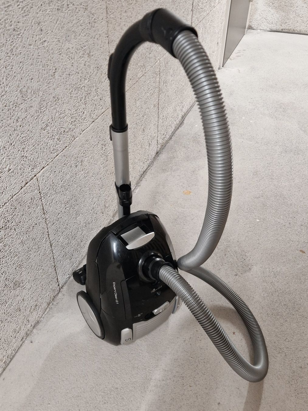 Aspirapolveri & Accessori: Staubsauger inkl. neue Staubbeutel – Usato da Bern venduto da Lu.Ma 1