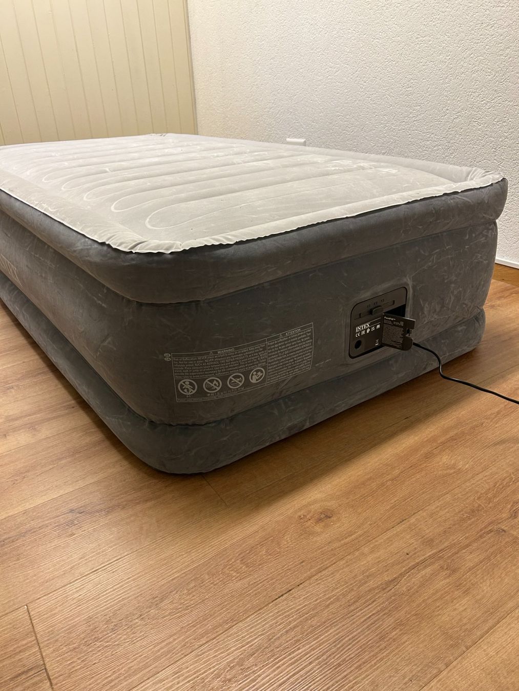Lits: Intex Luftbett mit integrierter Pumpe – D'occasion à Binningen par Grr0 1