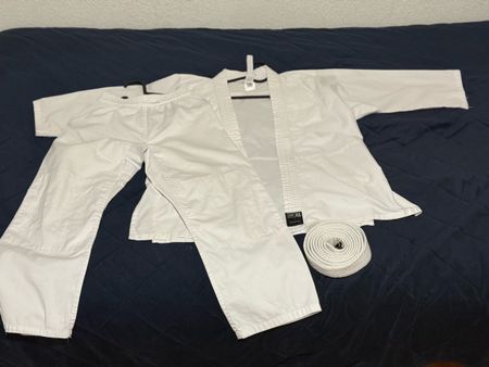 Kimono de judo blanc taille 140cm Outshock + ceinture Arawaz