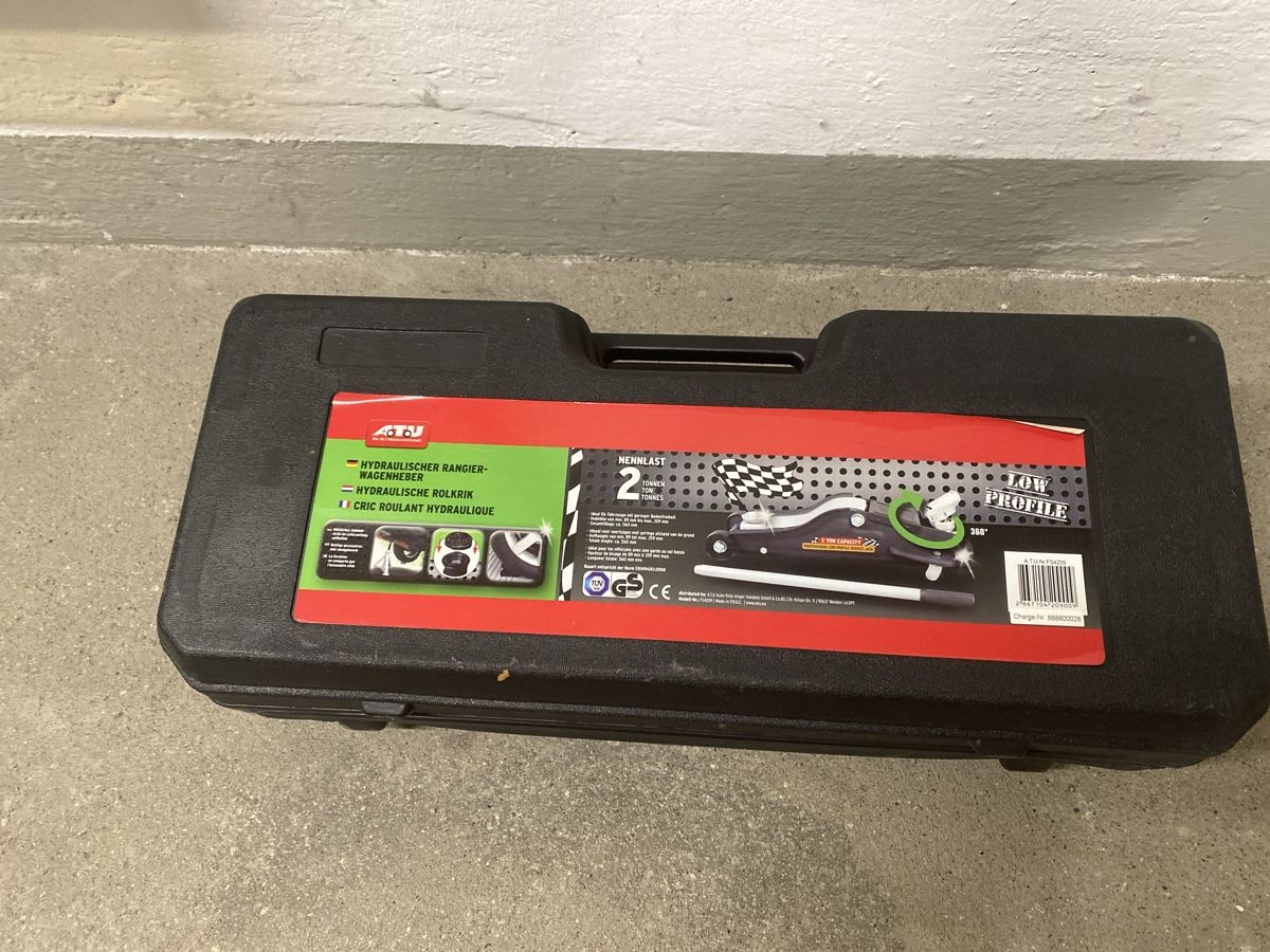 Alle Werkzeuge: Cric idraulico 2 tonnellate low profile in valigetta – Gebraucht aus Winterthur von ujk_78gs 1