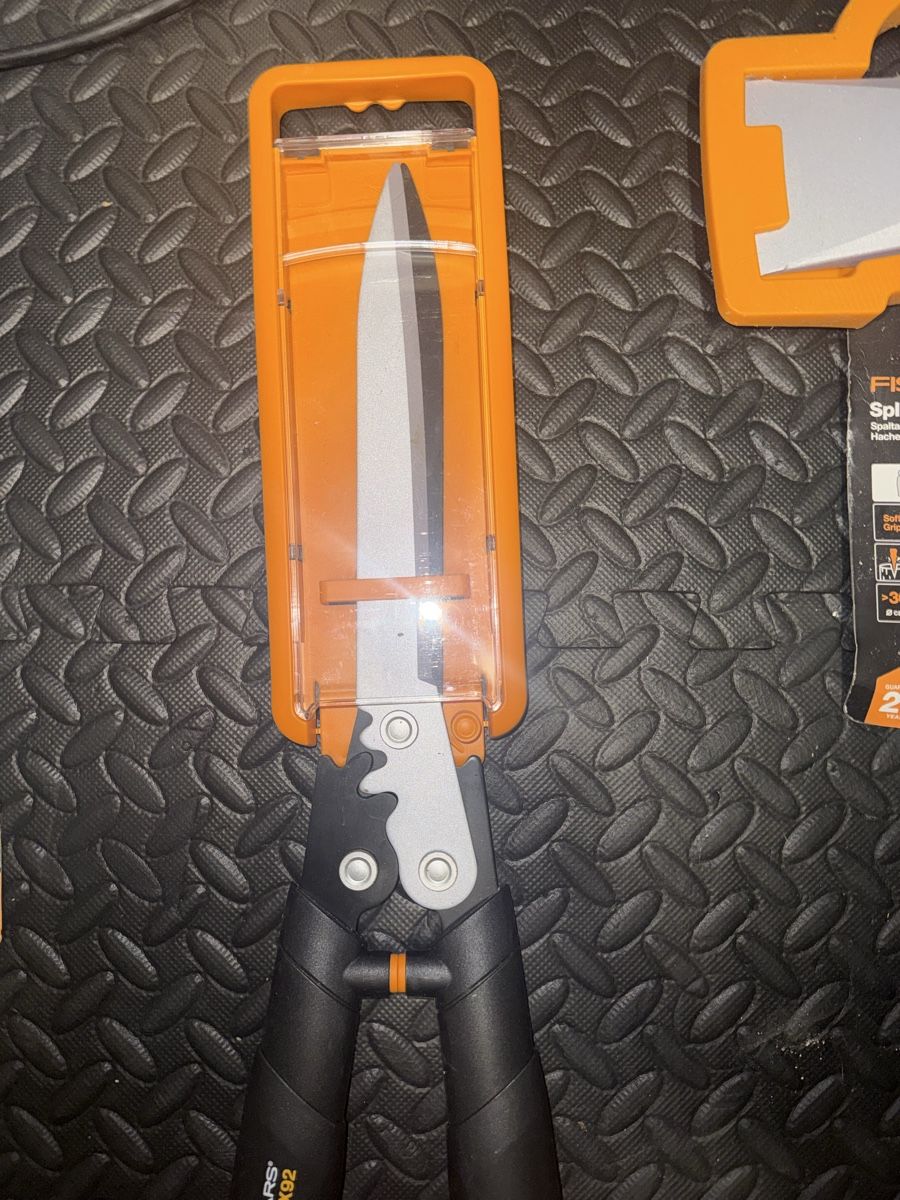 Fiskars Tutti gli attrezzi: NEW Fiskars splitting axe and hedge shear – Nuovo e nell'imballaggio originale da Genolier venduto da fan_6jww 2