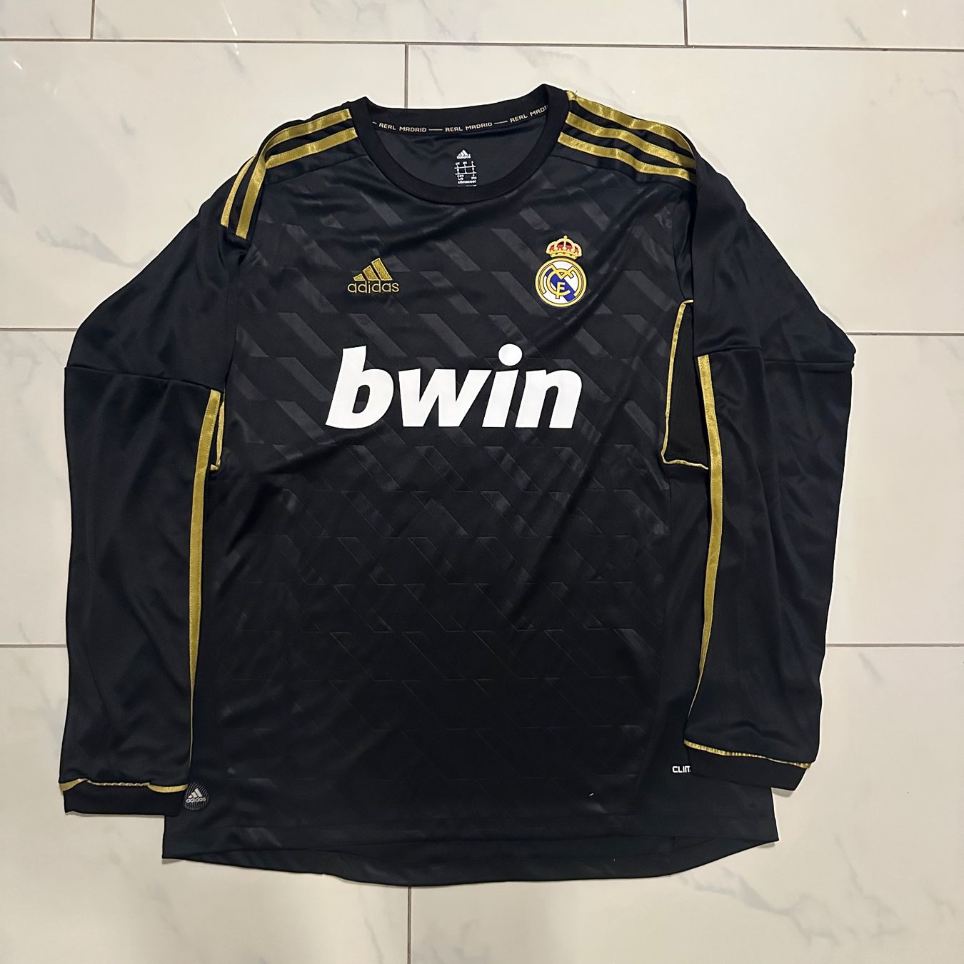 Real Madrid Leibchen & Hosen: Real Madrid Benzema Langarmtrikot Grösse L – Neu (gemäss Beschreibung) aus Liestal von tha_dg6j
