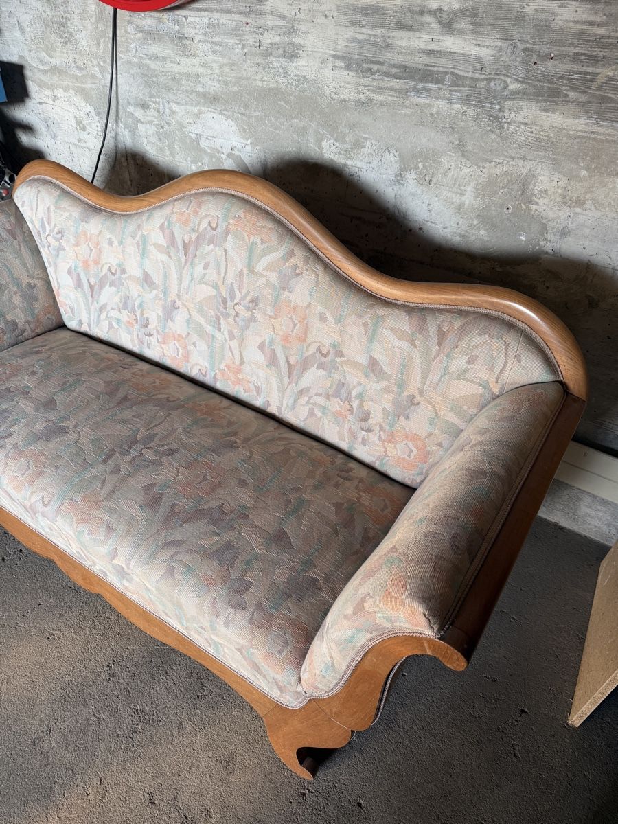 Divani: Antikes Sofa / Holzsofa / Zweiersofa – Usato da Port venduto da GaragenGold 2