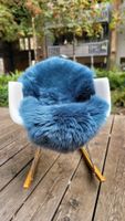 Kuschiliges Lammfell in der Farbe jeansblau