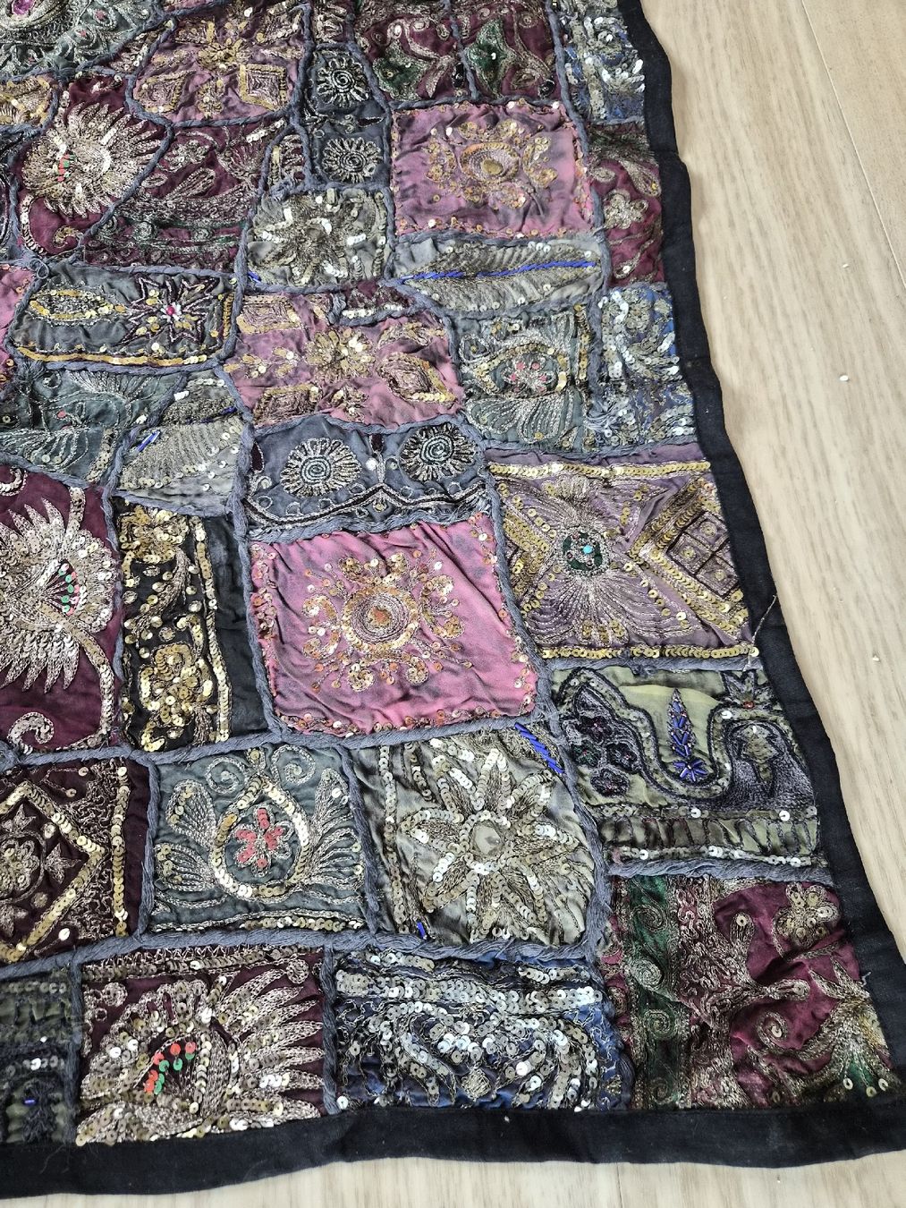 Alle Dekorationen: Tenture murale patchwork brodée avec sequins 150 cm – Gebraucht aus La Joux FR von car_ck96 2