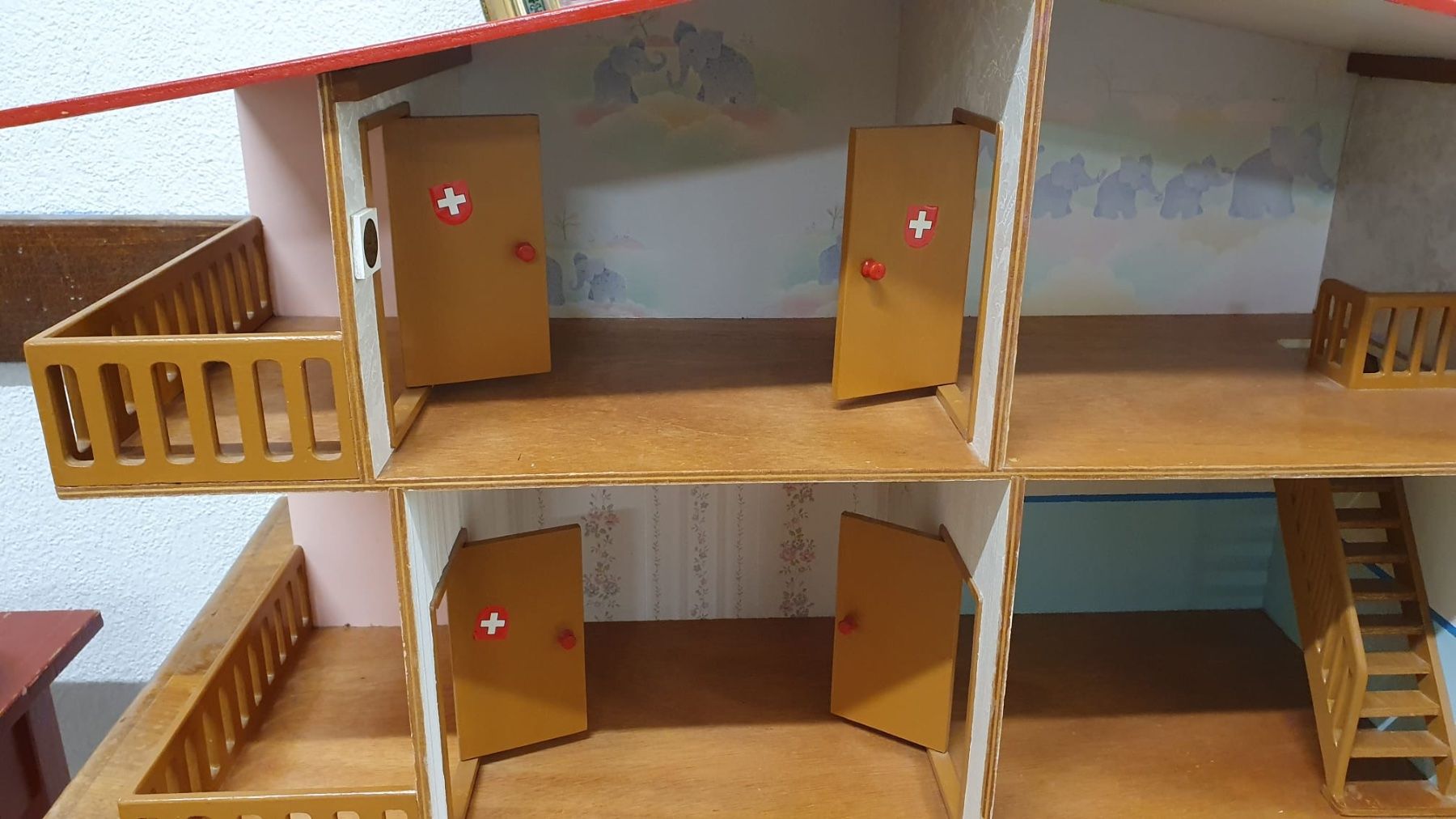 Case e mobili per bambole: PUPPENHAUS AUS HOLZ – Usato da Dietikon venduto da brocki-eyra 2