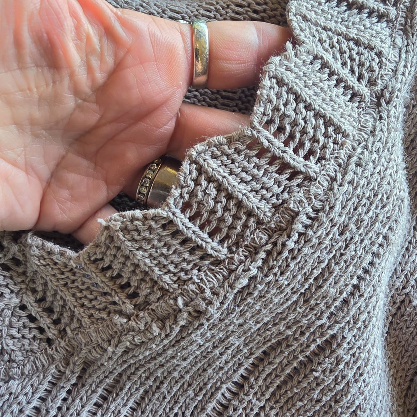 Top: 🐸 TOP / STRICKTOP TAUPE S - M OBERTEIL KURZARM PULLOVER – Usato da Môtier (Vully) venduto da Frogs 3