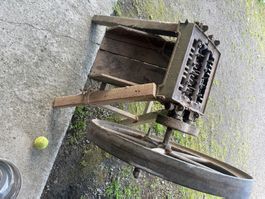 Alter Häcksler mit Schwungrad aus Gusseisen – Unikat ⚙️🚜