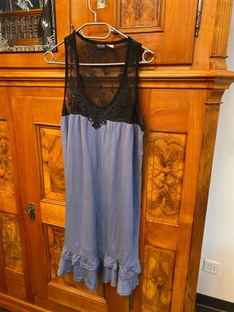 Schönes blaues Kleid mit Spitze, Gr. 44/46, Marke Bodyflirt