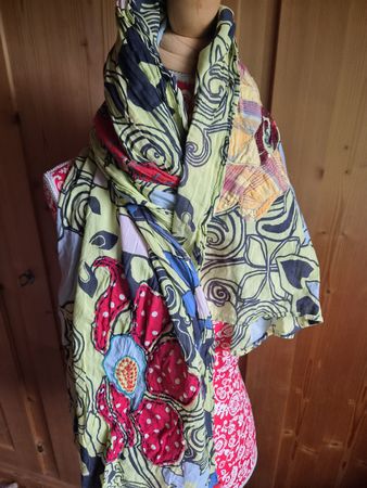 Schönes Tuch mit Applikationen Stickerei Pailletten floral