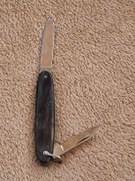 Altes Taschenmesser mit zwei Klingen. Dunkelbraun/schwarz