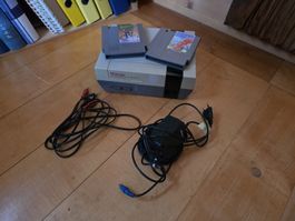 Nitendo Nes mit Orginal-Zubehör und sechs bekannten Spiele.