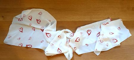 Seidenfoulard mit Herzen 141cm, neuwertig