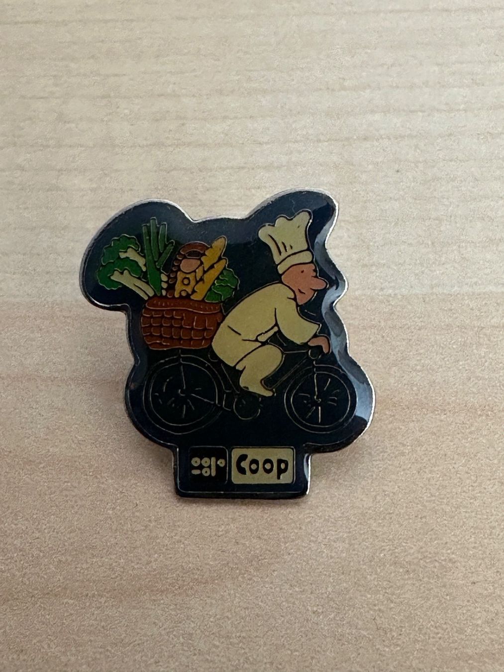 Plaquettes & Badges: Coop Pin "Koch mit Velo" – D'occasion à Arlesheim par Kunst-Krempel
