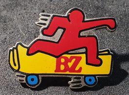 Y298 - Pin Berner Zeitung BZ als Rollbrett mit Mensch