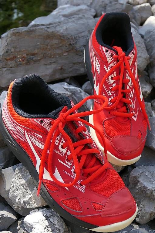 Herrenschuhe: Mizuno Hallenschuh rot Grösse 38 – Gebraucht aus Lenggenwil von Reto888