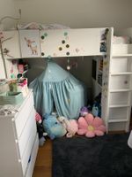 Hochbett - IKEA (weis mit rosa Elementen) - SMÅSTAD
