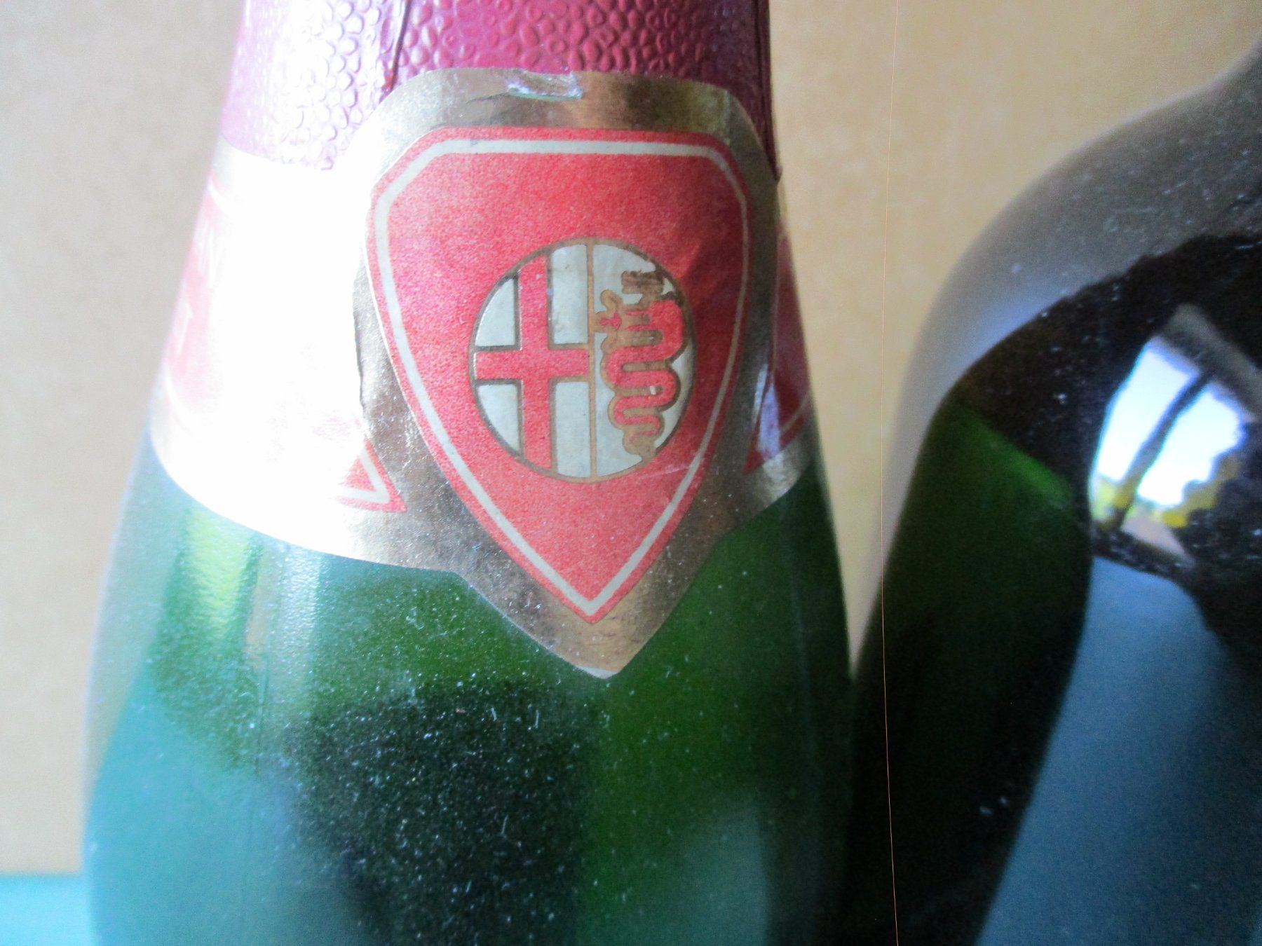 Altro in Stoviglie & Bicchieri: 2 Alfa Romeo Flaschen  LEER – Usato da Ottikon Gossau ZH venduto da hokuspokus 9