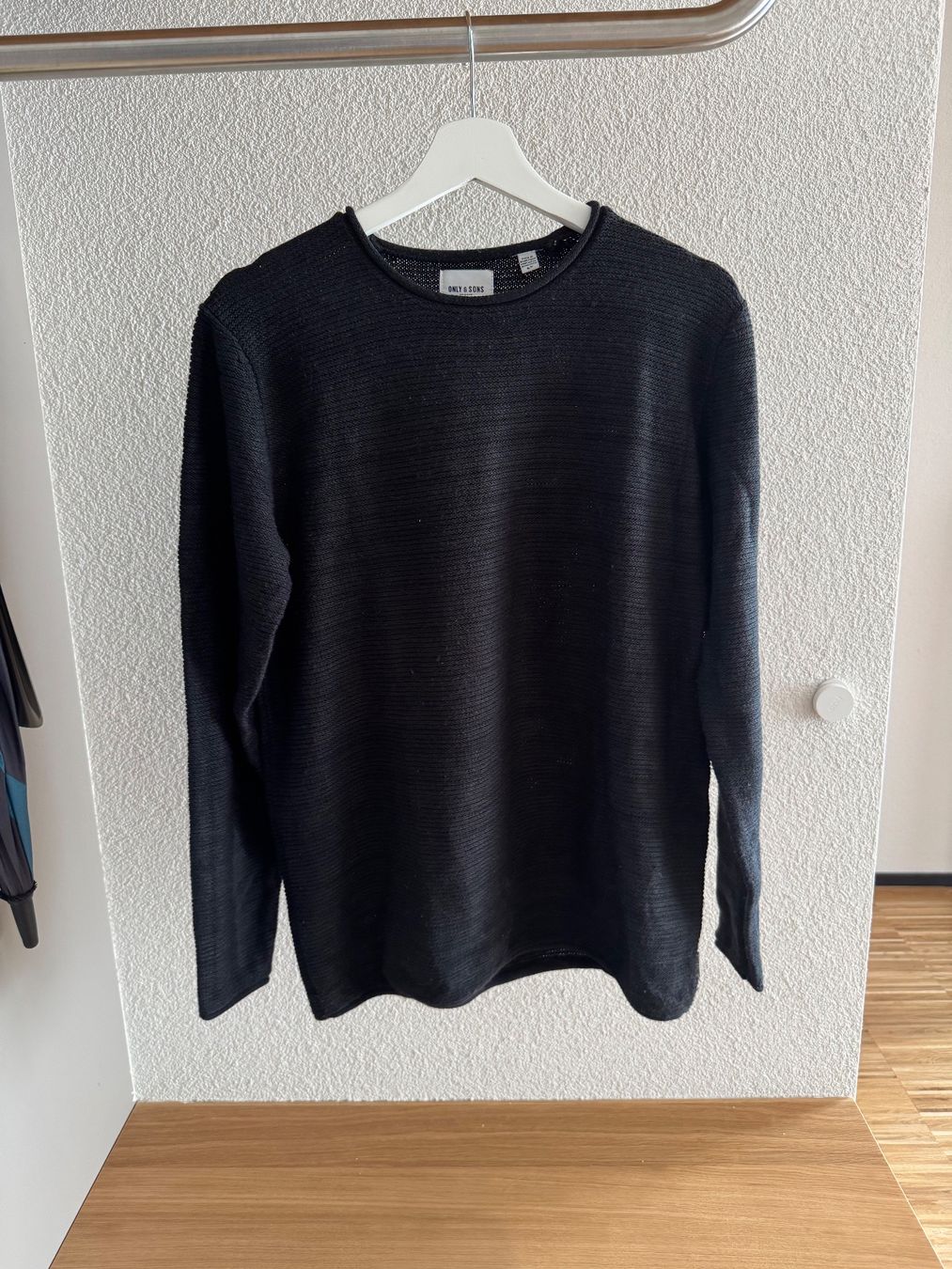 Pulls & Sweat-shirts: Schwarzer Strickpullover – D'occasion à Dübendorf par gru_v8px