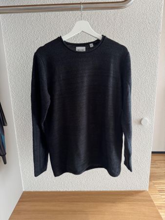 Schwarzer Strickpullover