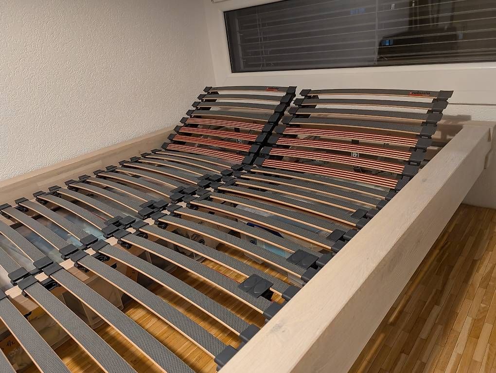 Lits: Lit 140 bois massif  – D'occasion à Petit-Lancy par benoistq 1