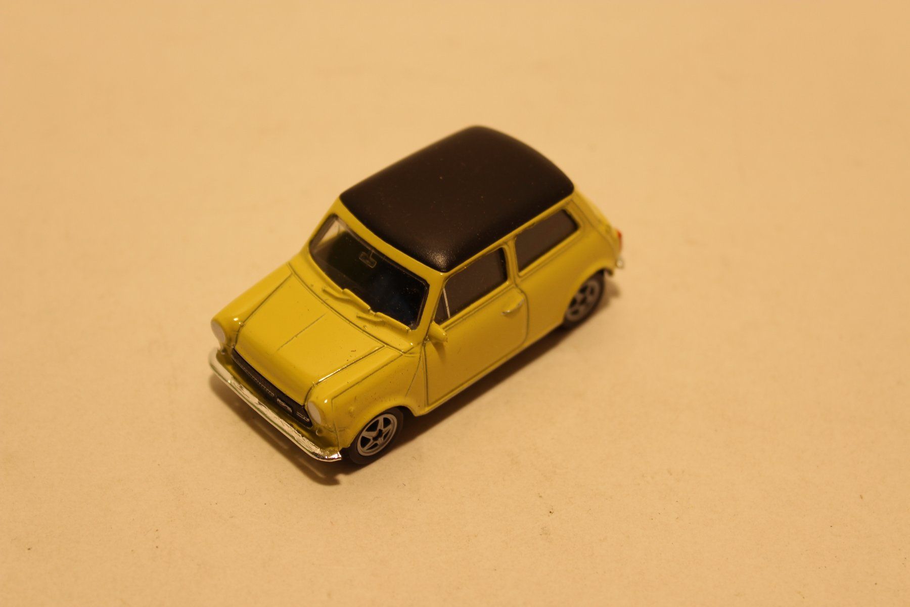Welly Modellini d'auto: Mini Cooper 1300, gelb mit schwarzem Dach – Nuovo e nell'imballaggio originale da Fehraltorf venduto da haefens 2