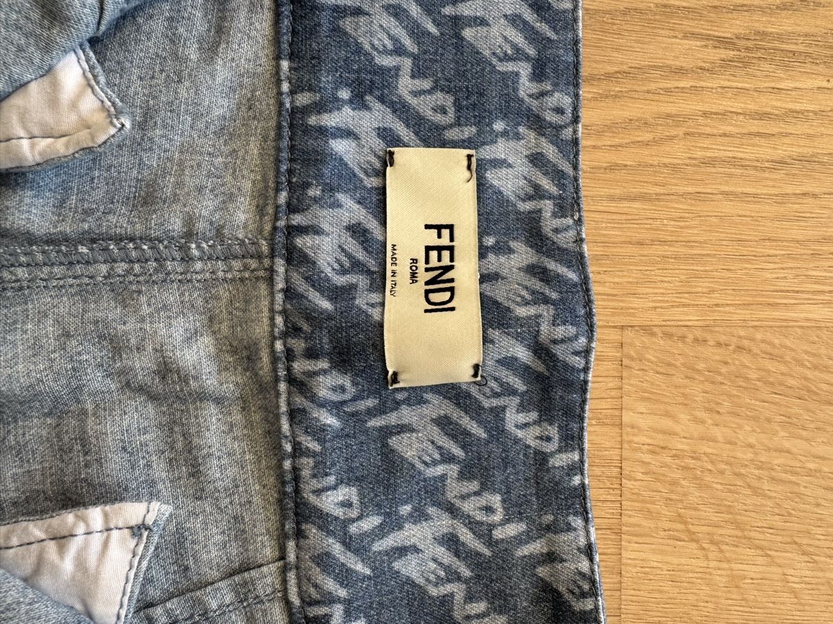 Jeans: Fendi High-Waisted Logo Denim Shorts – Nuovo (secondo la descrizione) da Vésenaz venduto da ann_7knk 7
